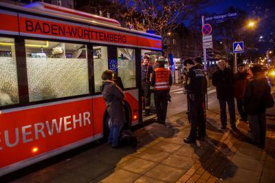 Stuttgart Ost: Aetzende Fluessigkeit in Treppenhaus loest Grosseinsatz aus